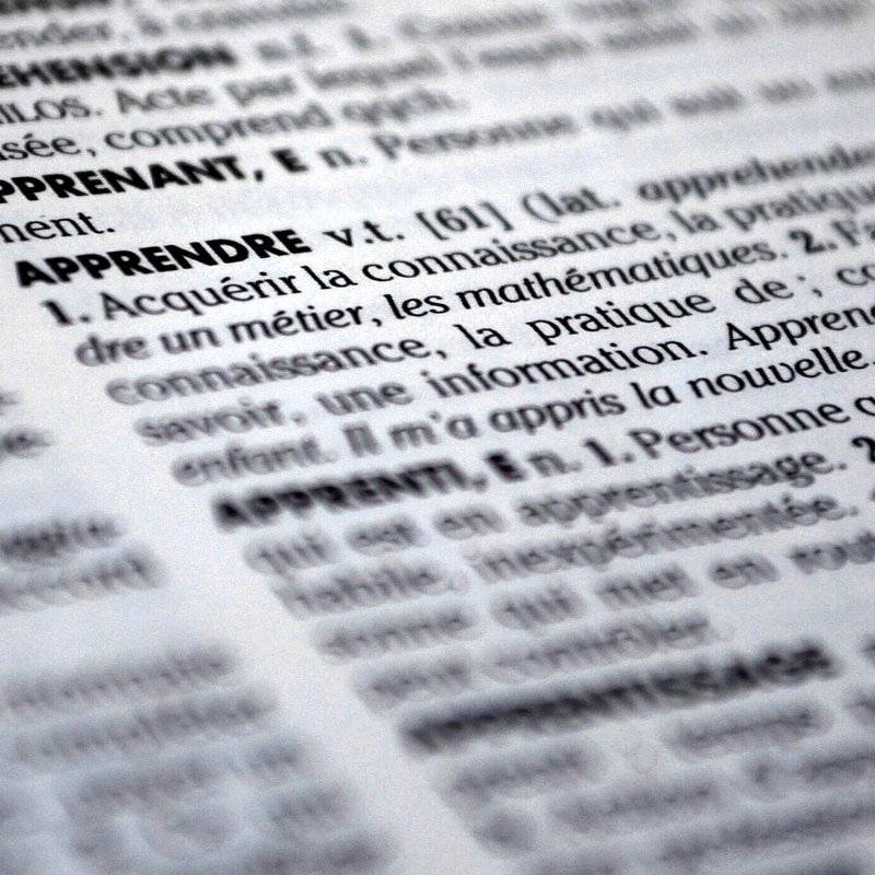 A French dictionary entry showing the verb "apprendre" with part of its definition. 